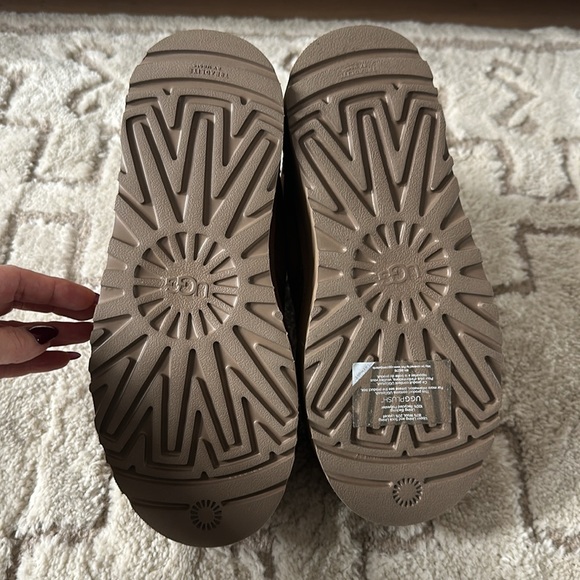 Ugg Platform Boots - Picture 5 of 8